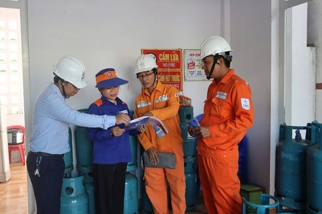 PC Quảng Bình 'đi từng ngõ, gõ từng nhà' tuyên truyền sử dụng điện đảm bảo PCCC